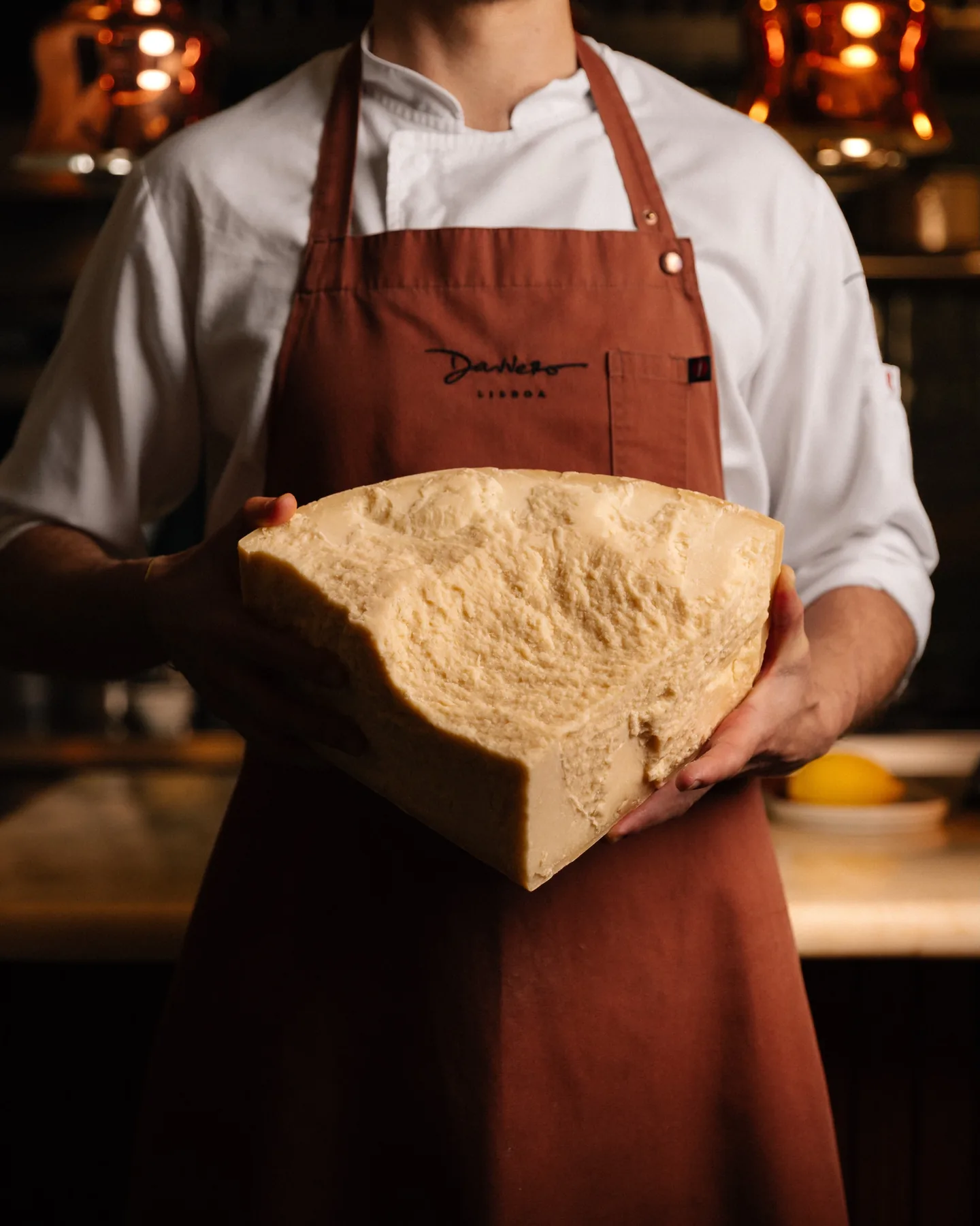 Olivier présente une généreuse pièce de fromage artisanal
