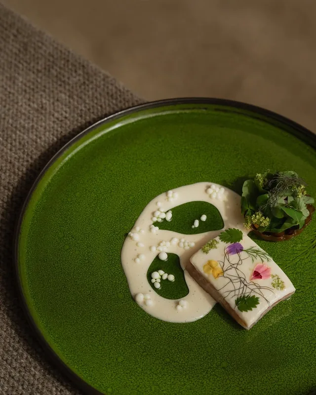 Composition de fromages sur une assiette verte